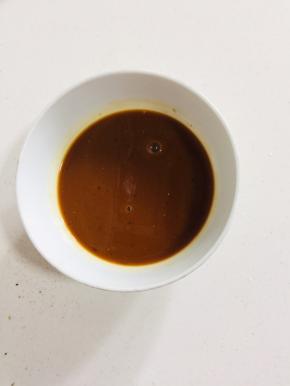 碗中加入盐，鸡精，生抽，蚝油，白糖，一勺玉米淀粉，少许清水搅拌均匀调成料汁儿备用！