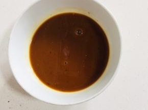 碗中加入盐，鸡精，生抽，蚝油，白糖，一勺玉米淀粉，少许清水搅拌均匀调成料汁儿备用！