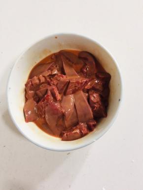 切好的腰花放入生抽，料酒，淀粉抓匀腌制十分钟！