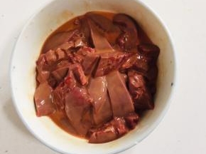 切好的腰花放入生抽，料酒，淀粉抓匀腌制十分钟！