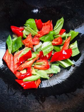 放入青红椒翻炒均匀！