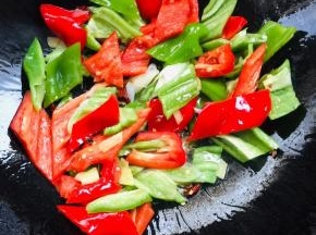 放入青红椒翻炒均匀！