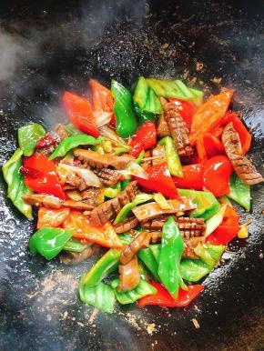 放入调好的料汁儿翻炒均匀即可出锅啦！