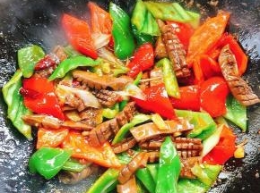 放入调好的料汁儿翻炒均匀即可出锅啦！