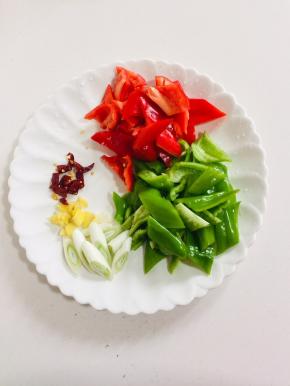 青红椒切成块状，葱白切成段，生姜切小片，干辣椒切段备用！