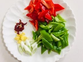 青红椒切成块状，葱白切成段，生姜切小片，干辣椒切段备用！