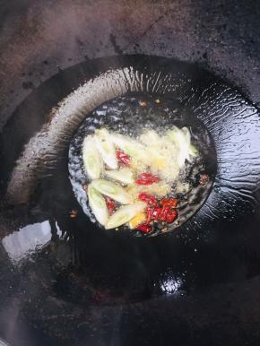 起锅烧油，放入葱白，姜片，干辣椒，花椒爆香！