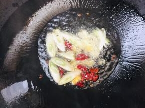 起锅烧油，放入葱白，姜片，干辣椒，花椒爆香！
