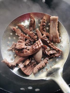 水烧开，放入腌制好的腰花焯水捞出来清洗干净备用！