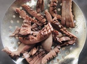 水烧开，放入腌制好的腰花焯水捞出来清洗干净备用！