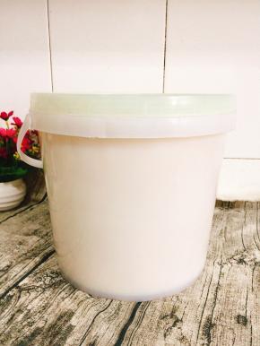 这是放置了一夜的猪油，已经凝固了！颜色白白的，闻起来好香哦！