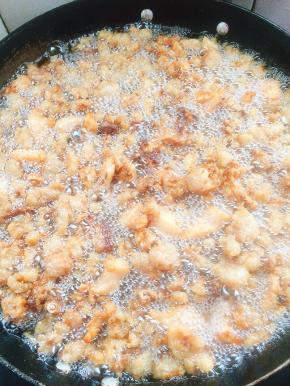 待猪油渣缩小，颜色成金黄色了，转小火再慢慢熬一会儿，熬出里面多余的油脂！