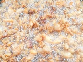 待猪油渣缩小，颜色成金黄色了，转小火再慢慢熬一会儿，熬出里面多余的油脂！