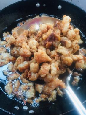 熬至猪油渣金黄酥脆了捞出沥干油分！