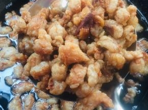 熬至猪油渣金黄酥脆了捞出沥干油分！