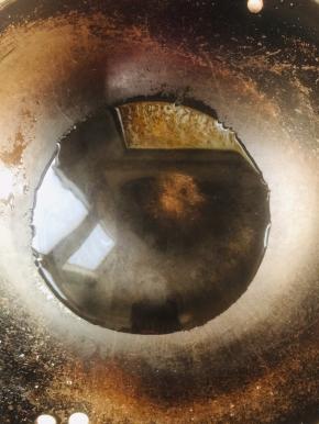 把火打着，锅里倒入一碗清水！