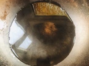 把火打着，锅里倒入一碗清水！