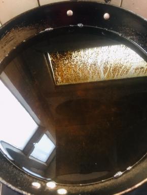 锅里的油晾至温热了，倒进干净的桶里或者罐子里！