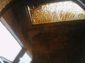 锅里的油晾至温热了，倒进干净的桶里或者罐子里！