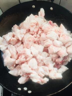 放入切好的板油，边熬边用铲子翻动，以免锅底粘住了！（我熬了两锅！）