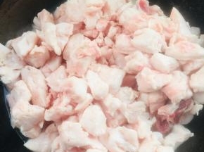 放入切好的板油，边熬边用铲子翻动，以免锅底粘住了！（我熬了两锅！）