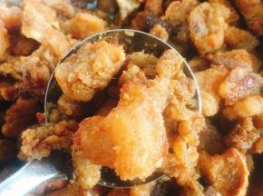 捞起来的猪油渣趁热撒入适量的盐和烧烤料拌匀，直接吃特别香！