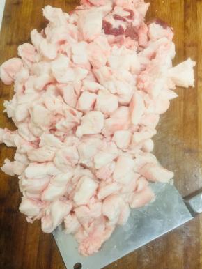 清洗干净的板油，切成小块儿备用！