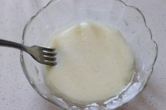 牛奶和玉米油混合均匀，搅打成没有大油花的状态。