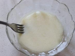 牛奶和玉米油混合均匀，搅打成没有大油花的状态。