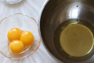 鸡蛋分蛋到无水无油的容器中，用大约3个小蛋就可以了，如果鸡蛋太大，最好按照配方中的分量来。