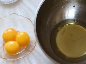 鸡蛋分蛋到无水无油的容器中，用大约3个小蛋就可以了，如果鸡蛋太大，最好按照配方中的分量来。