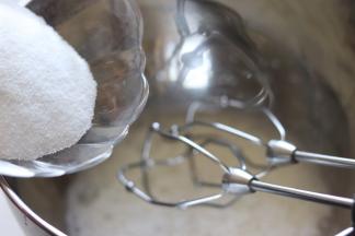 先打发蛋白，蛋白打散，加入全部的糖，用电动打蛋器打发。