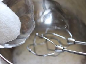 先打发蛋白，蛋白打散，加入全部的糖，用电动打蛋器打发。