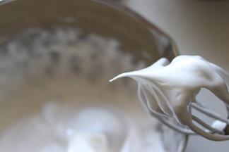 打到状态是干性发泡，拉起打蛋器，蛋头处能拉起小的尖角，就可以了。