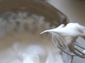 打到状态是干性发泡，拉起打蛋器，蛋头处能拉起小的尖角，就可以了。