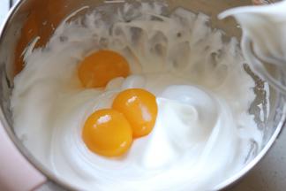 把蛋黄倒入进入，继续用打蛋器搅打均匀，时间不用永久。