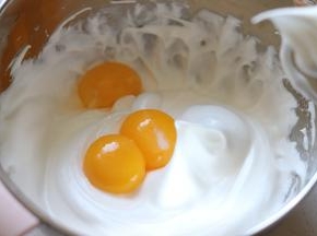 把蛋黄倒入进入，继续用打蛋器搅打均匀，时间不用永久。