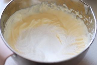 之后筛入全部的低筋面粉。