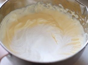 之后筛入全部的低筋面粉。