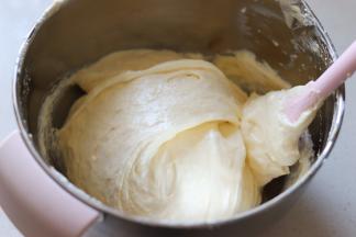 用翻拌的方法，把蛋糊和面粉拌匀，拌到看不到干粉。