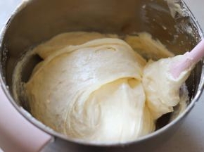 用翻拌的方法，把蛋糊和面粉拌匀，拌到看不到干粉。