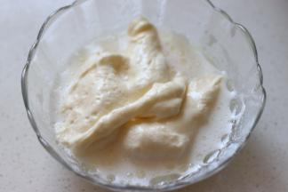 油和牛奶的混合液，再次搅拌均匀。挖入一部分蛋糕糊，到奶液中，和液体搅匀。