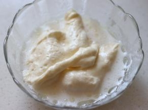 油和牛奶的混合液，再次搅拌均匀。挖入一部分蛋糕糊，到奶液中，和液体搅匀。