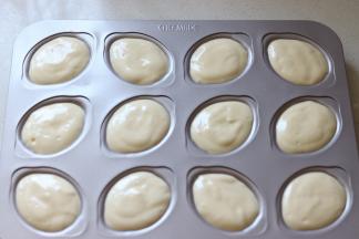 把蛋糕糊倒入裱花袋，或者直接用勺子挖入学厨的甲壳虫模具中。模具也可以适量的涂一层薄薄的油，更易脱模。