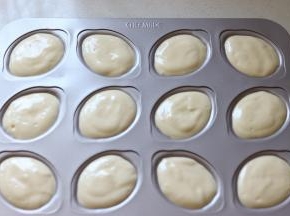 把蛋糕糊倒入裱花袋，或者直接用勺子挖入学厨的甲壳虫模具中。模具也可以适量的涂一层薄薄的油，更易脱模。