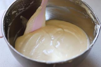 最后拌好的状态，面糊是非常细腻，有光泽的，而且也不是很稀的状态。