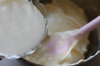 之后倒入到蛋糕糊中，用刮刀轻轻翻拌。