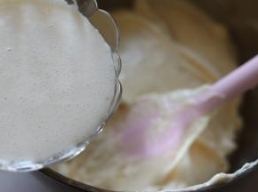 之后倒入到蛋糕糊中，用刮刀轻轻翻拌。