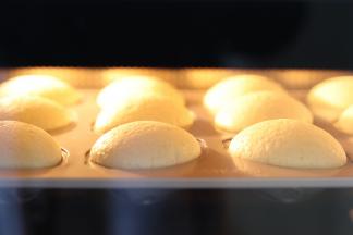 提前以160度预热烤箱，之后把模具放入烤箱中，160度烘烤20分钟。