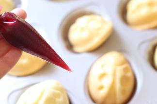 为了增加趣味性和美味，我们用樱桃酱的浓稠汁，放入裱花袋中，前面剪小口，用来装饰一下蛋糕。